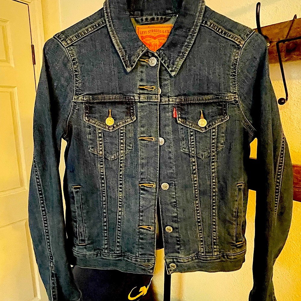 Womens Levi Jean jacket size small. Never been worn